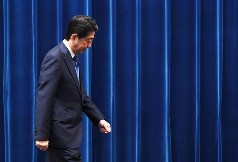 消費税を選挙の争点として衆院解散を表明し、記者会見を終えた安倍晋三首相=首相官邸で9月25日、川田雅浩撮影