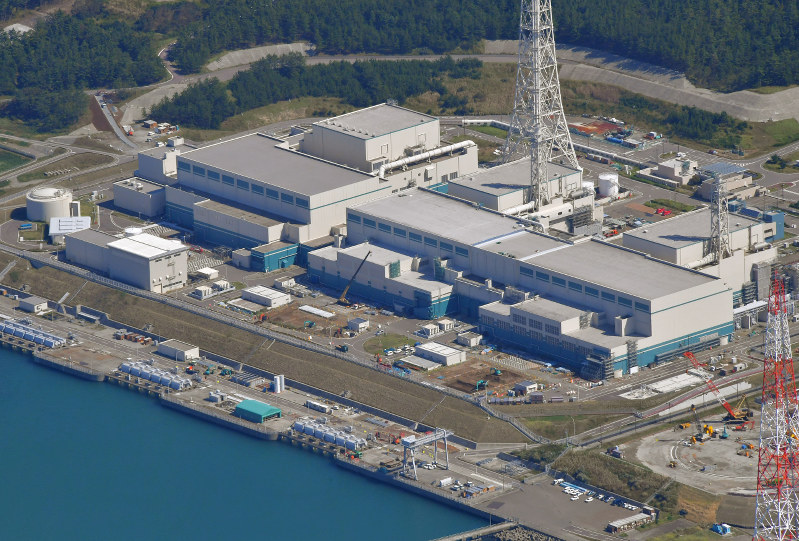 新規制基準に「適合」した東京電力柏崎刈羽原発=新潟県で2017年9月30日、本社機「希望」から西本勝撮影