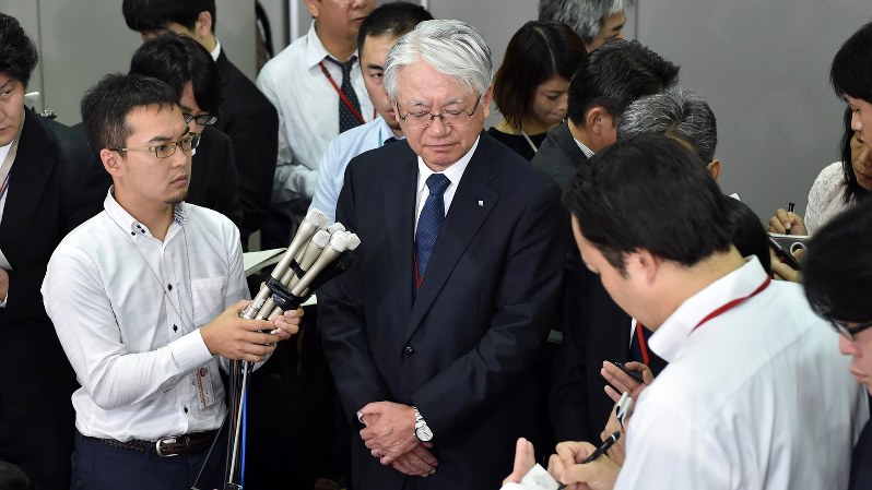 データ不正問題について報道陣の質問に答える神戸製鋼所の川崎博也会長兼社長=2017年10月12日、竹内紀臣撮影