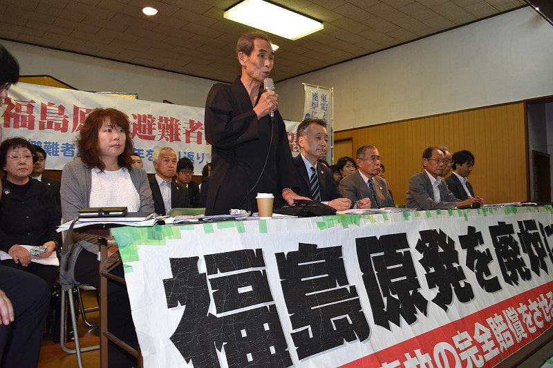 結審後、報告集会に臨む原告と弁護団=いわき市平八幡小路で