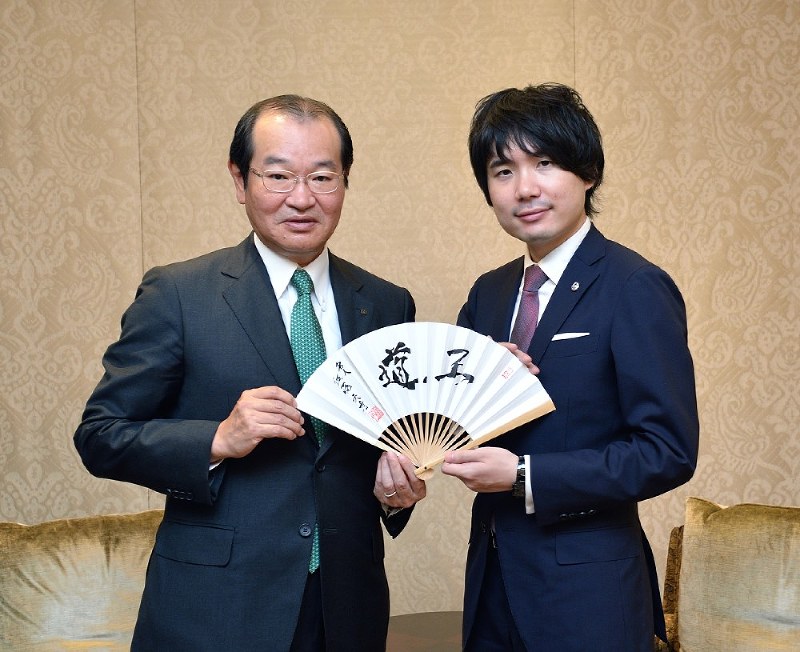 佐藤天彦名人(右)直筆の扇子を手にする中田誠司・大和証券グループ本社社長