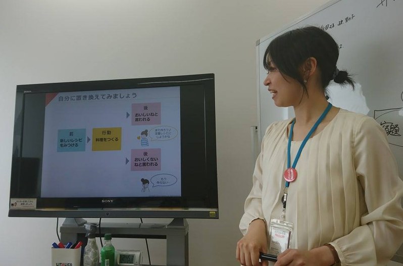 叱られた場合とほめられた場合の受け止め方の違いについて説明するペアレントトレーニングの講師=東京都目黒区で