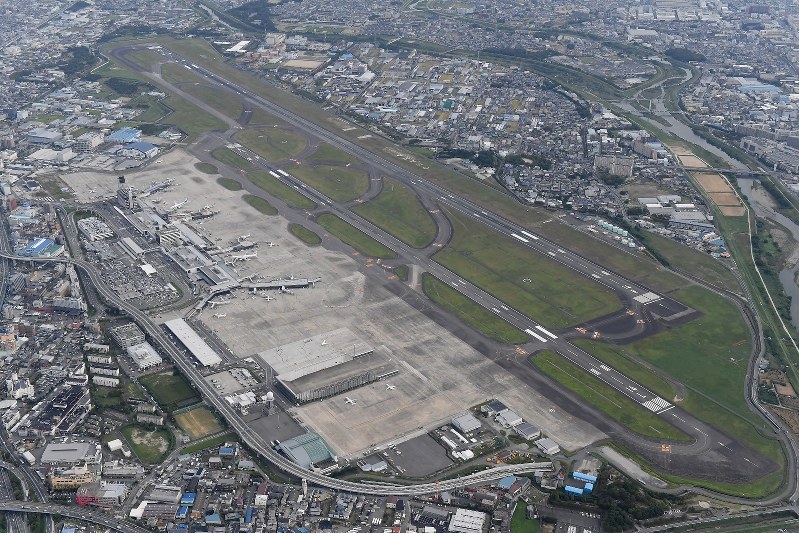大阪(伊丹)空港=大阪府豊中市で、本社ヘリから川平愛撮影