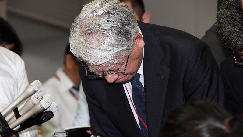 経済産業省にデータ不正問題について報告後、記者会見の冒頭で頭を下げる神戸製鋼所の川崎博也会長兼社長=2017年10月12日、竹内紀臣撮影