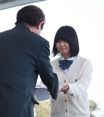 表彰状と記念品を受け取る最優秀作品に輝いた下田さん