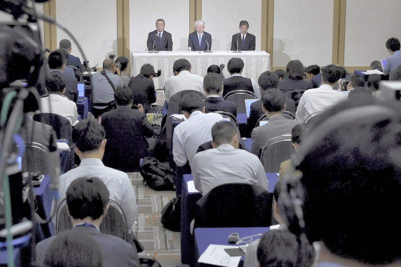 記者会見する神戸製鋼所の川崎博也会長兼社長(奥中央)=東京都港区で2017年10月13日午後5時32分、竹内紀臣撮影