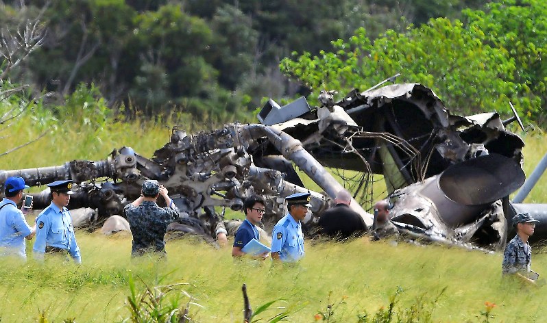 不時着、炎上した米軍輸送ヘリを視察する自衛隊員や警察官ら=沖縄県東村高江で2017年10月13日午前11時41分、徳野仁子撮影