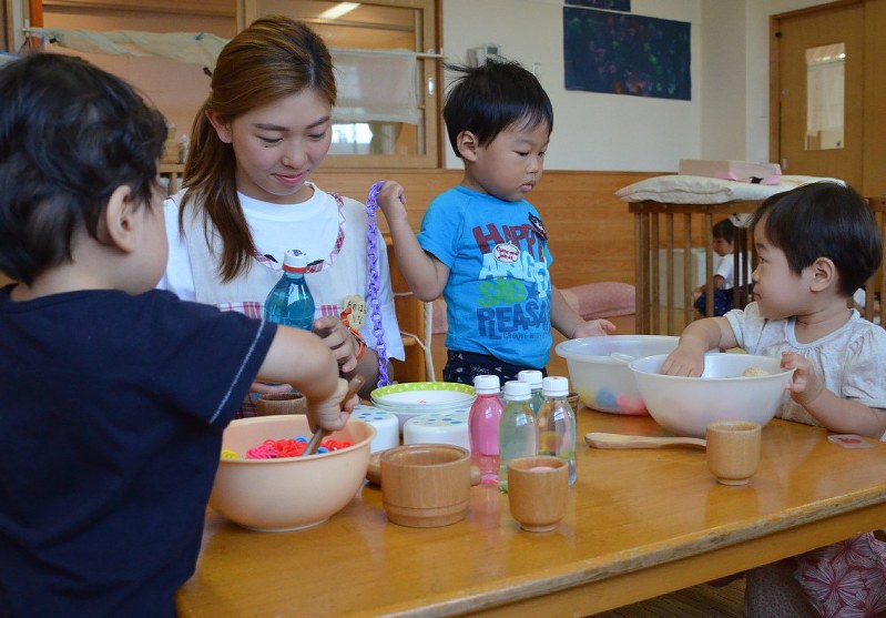 ままごと遊びをする1歳児クラスの子ども。最近は選挙で子育て支援策が注目されるようになってきた=東京都内の認可保育所で