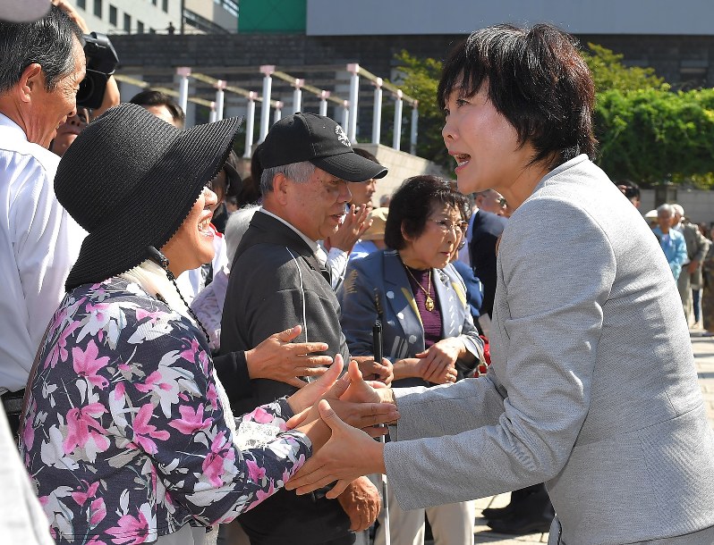 衆院選が公示され、安倍晋三首相に代わり出陣式に参加し、支援者と握手する昭恵夫人(右)=山口県下関市で2017年10月10日、徳野仁子撮影