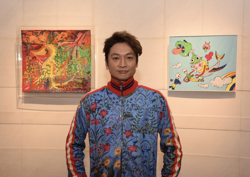 作品の前に立つ香取慎吾さん=東京都港区で、日本財団提供