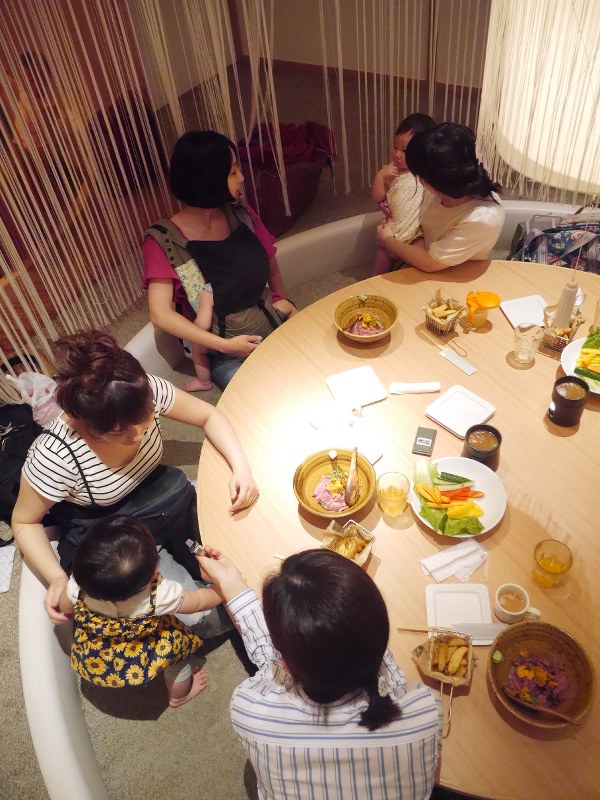 乳児を抱える母親たちのツイッターのオフ会。地方在住の友人が東京にやって来るタイミングで開かれることが多いという=東京都新宿区で2017年7月24日、中村かさね撮影