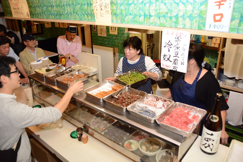 四ツ谷駅すぐの「スタンディングルーム鈴傳」では地酒と手作りのつまみを求め、連日客でにぎわう=新宿区四谷で
