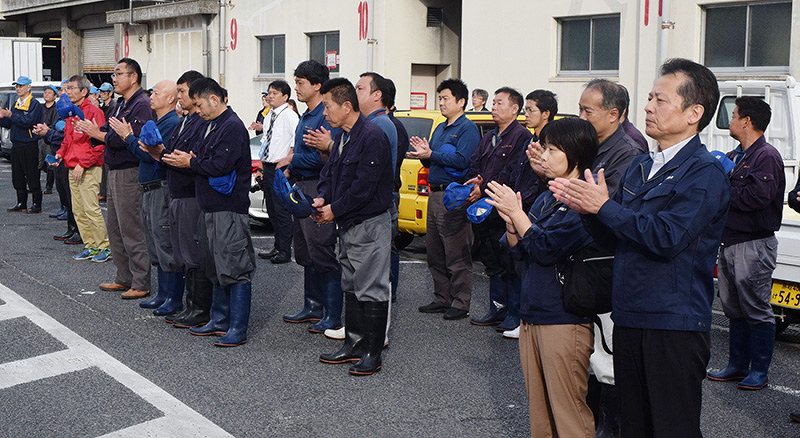 候補者の訴えを聞く有権者=鳥取県境港市で、小松原弘人撮影