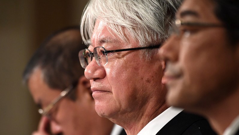 データ不正問題について記者会見に臨む神戸製鋼所の川崎博也会長兼社長(中央)=2017年10月13日、竹内紀臣撮影