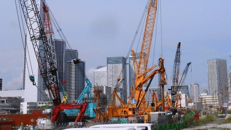 オリンピックに向け選手村の建設が進む東京・晴海地区=2017年8月7日、関谷俊介撮影