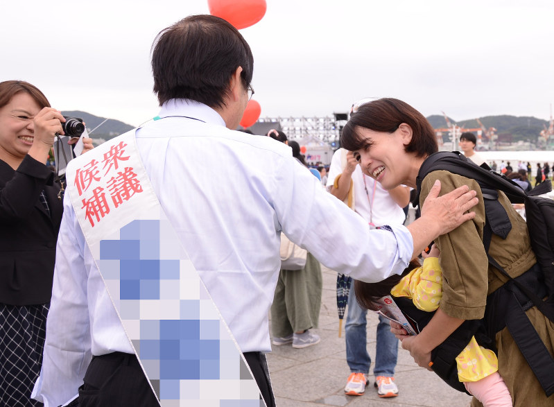公示後最初の週末を迎え、イベント会場で支持を訴える候補者(手前)=長崎市で2017年10月14日、加藤小夜撮影(画像の一部を加工しています)