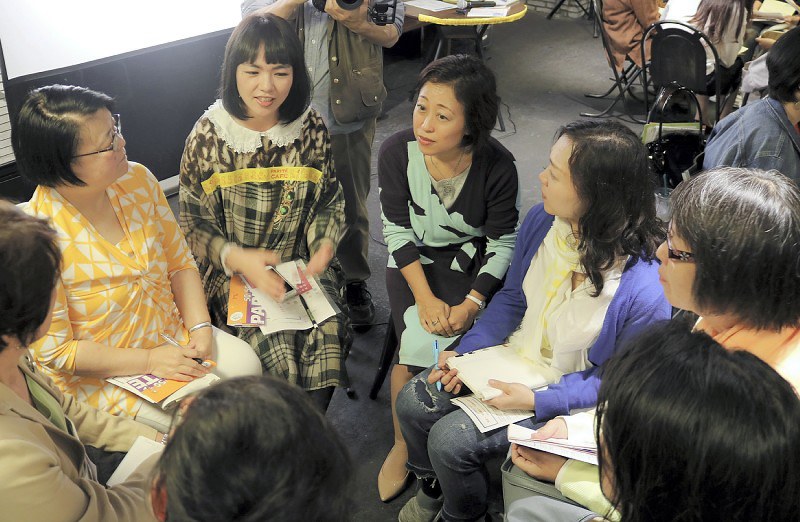 待機児童や家事・育児負担など女性が抱える問題について「パリテ・カフェ」で活発に議論する三浦まり・上智大教授(中央)や参加者ら=東京都千代田区で7日
