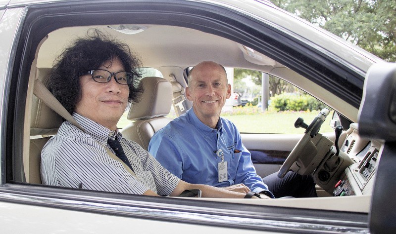 「運転適応リハビリプログラム」の教習車に乗り、スティーブ・アダムスさん(右)から話を聞く藤田佳男・千葉県立保健医療大准教授=米テキサス州ダラスで(ベイラー病院のブログライター、ダスティン・マグワイヤー氏提供)