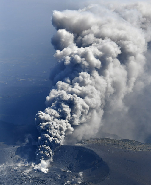 新燃岳：火山ガス放出量が急増 続く入山規制 | 毎日新聞