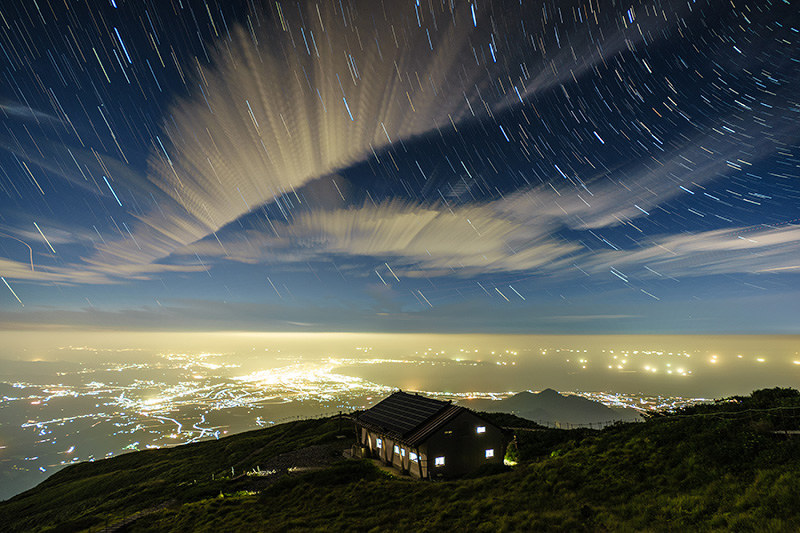 「星取県」をPRするフォトコンテストで大賞の「星々を眺める」=鳥取県提供