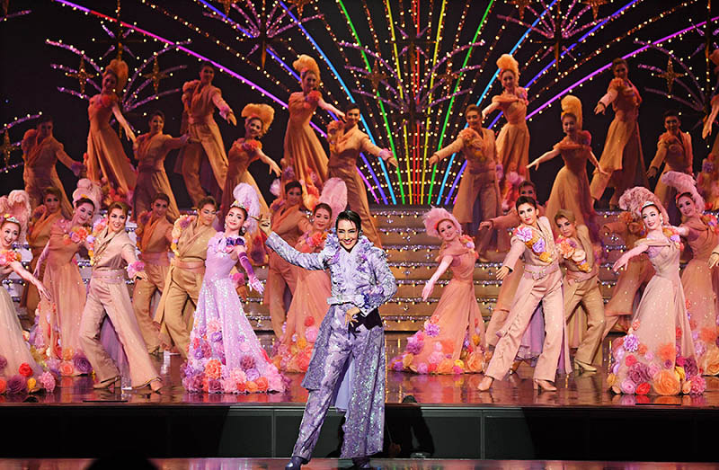 魅 宝塚 たゆまぬ挑戦 星組トップ 紅ゆずる ブーケ ド タカラヅカ 王道レビューに新しさ 毎日新聞