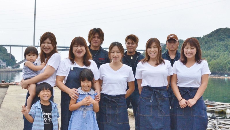 前列左から、渡邉水産の渡邉志麻さん(長女)、美保子さん、志織さん(次女)、朱理さん(三女)、佳穂さん(四女)と男性従業員たち(後列)=小高朋子撮影