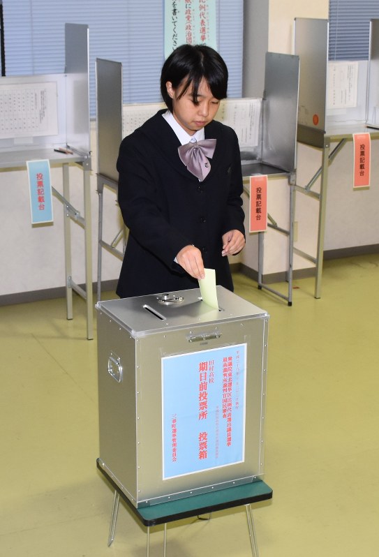 期日前投票をする田村高の3年生=三春町の同校で