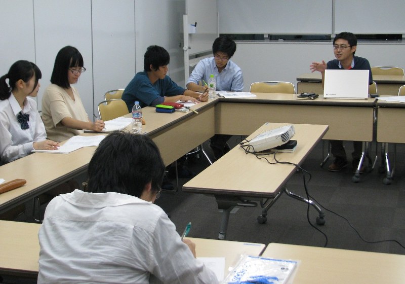 勉強会に参加した学生らにあいさつする藤田孝典さん(右奥)=さいたま市南区で9月25日