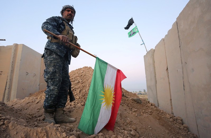 キルクーク市内を掌握後にクルドの旗を引き下ろすイラク軍兵士=イラク北部キルクークで16日、ロイター