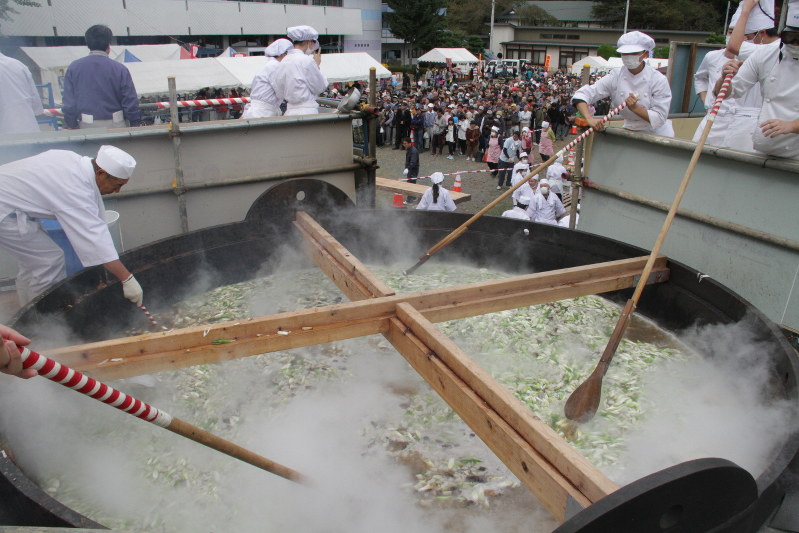 芋の子汁 日本一の鉄鍋 でサトイモ５００キロ 岩手 毎日新聞