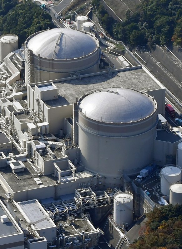 関西電力大飯原発の(手前から)1号機、2号機=福井県おおい町で2016年11月12日、本社ヘリから小関勉撮影