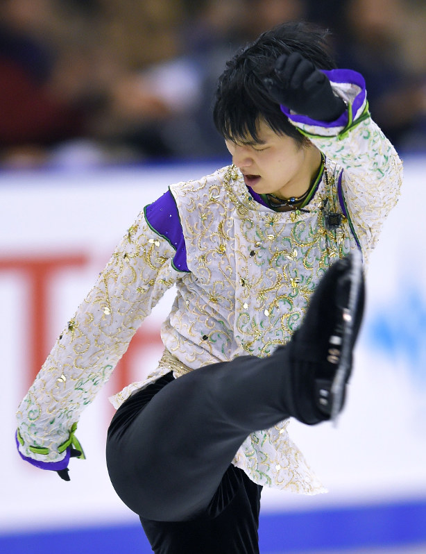 2シーズン前のフリーで「SEIMEI」を演じた羽生結弦。五輪連覇を狙う今季も同じ曲を演じる=手塚耕一郎撮影