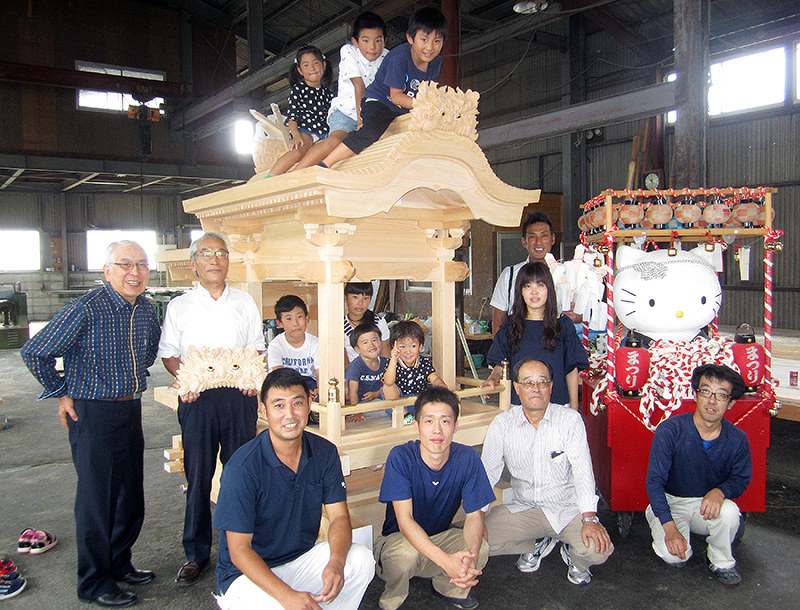 子どもだんじりの完成を喜ぶ杉田治郎さん(前列左端)たち=奈良県香芝市で、嶋谷泰典撮影