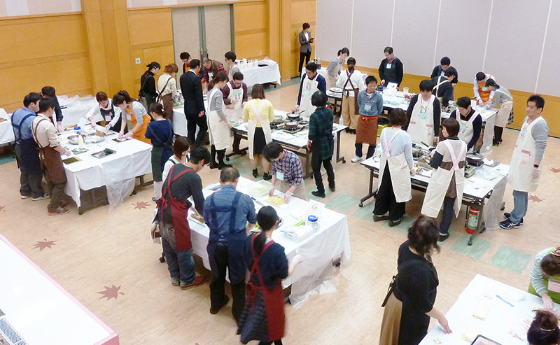 前回初めて開かれたクッキング教室形式の婚活イベント=名張商工会議所提供