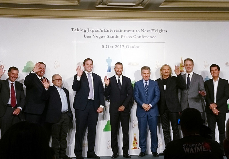 ラスベガス・サンズの記者会見後のフォトセッションで登壇したデービッド・ベッカム氏(中央)ら関係者=大阪市北区で2017年10月5日、真野森作撮影