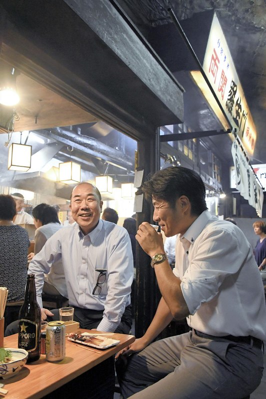 特集ワイド 利己主義ばかりのこの国で サラリーマン 酔って語るは政 まつりごと 毎日新聞