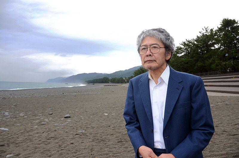 水島慎一さんが北朝鮮に拉致された可能性が高い宮崎海岸で早期解決を願う弟嘉導さん=富山県朝日町で、鶴見泰寿撮影