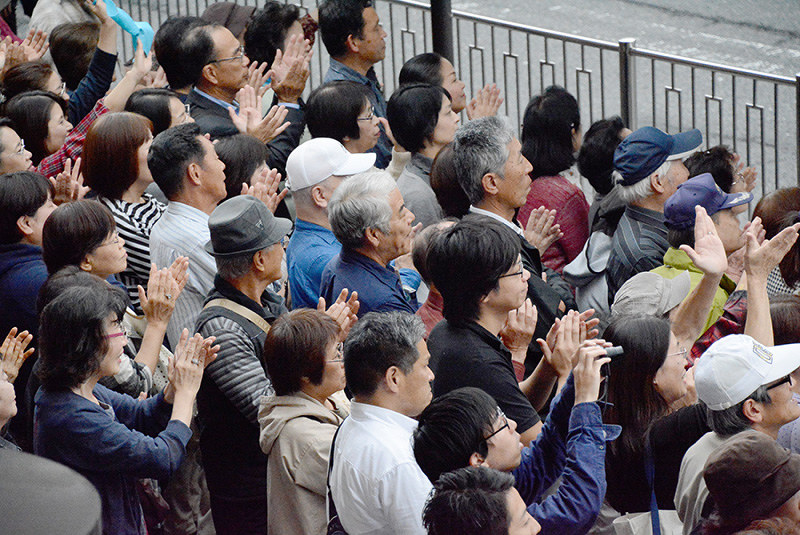 街頭演説に集まった聴衆=大阪府守口市で、池田一生撮影