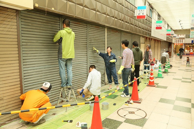 トムソーヤ大作戦 皆でシャッターをきれいに 街づくり考えたい 八幡西 寿通り商店街 福岡 毎日新聞
