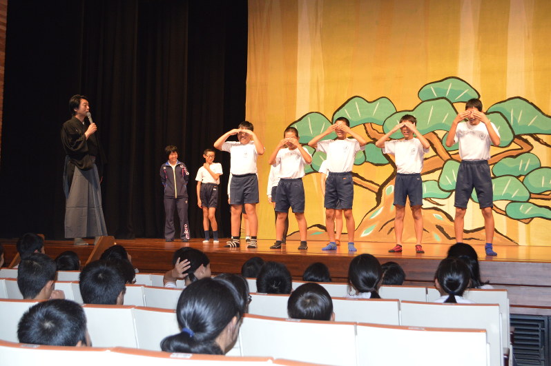 茂山逸平さん(左)から泣き方を教わる児童たち