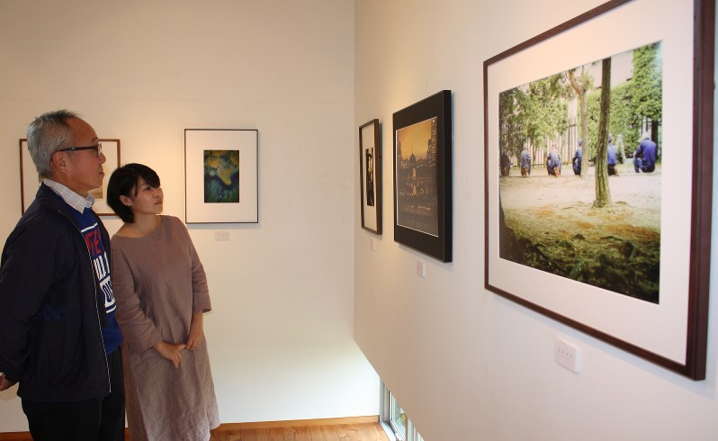 タイトルのない作品が話題を集める「読む写真」展=松阪市肥留町で
