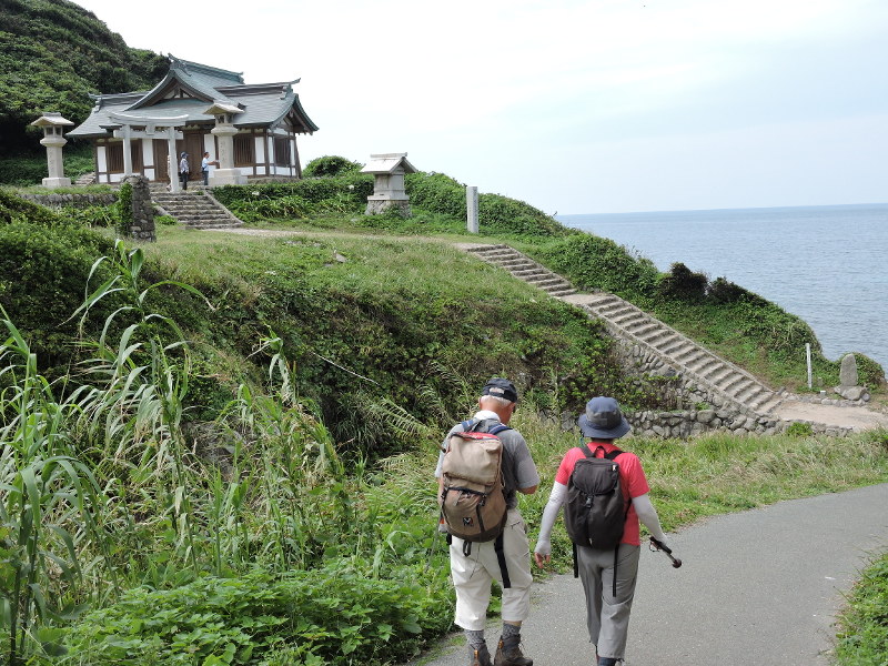 オルレを楽しみながら沖津宮遥拝所を訪れる人たち