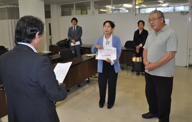 北部検診問題についての要請書を提出する成冨会長(右)ら