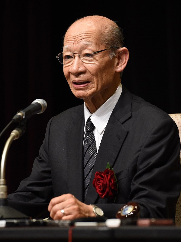 東京証券取引所に上場後、記者会見する西室泰三・日本郵政社長=東京・日本橋兜町の東京証券取引所で2015年11月4日、丸山博撮影