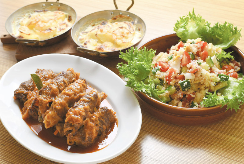 (左手前から時計回りに)ロールビーフの煮込み、ポテトグラタン、キヌアのサラダ