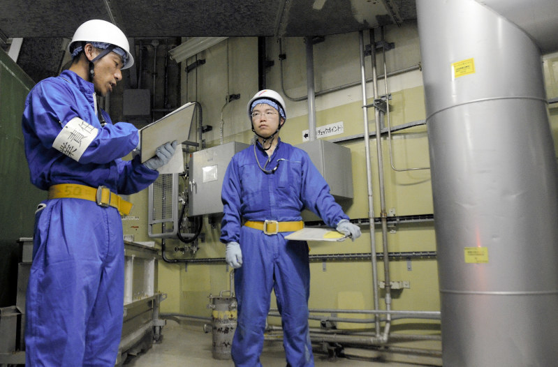 島根原発1号機で廃炉作業に当たる作業員=松江市鹿島町片句の島根原発1号機で、長宗拓弥撮影