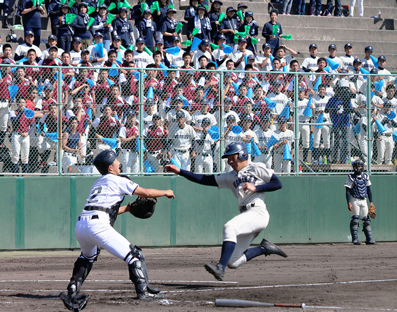 本塁に滑り込む選手=松江市上乃木の松江市営野球場で、根岸愛実撮影