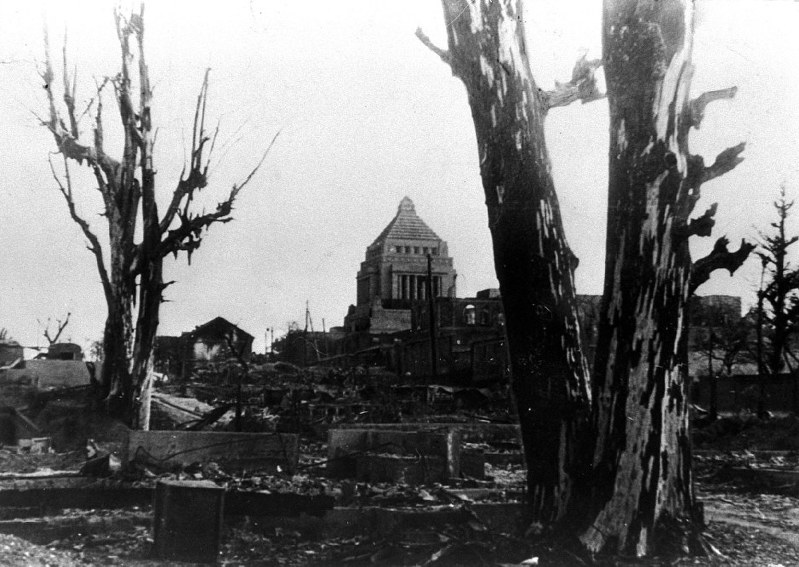 終戦直後、永田町の焼け跡から国会議事堂を望む=1945年9月23日撮影