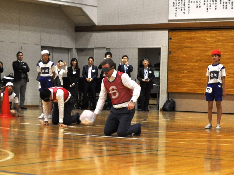ゴールボールで児童たちと対戦するIPCのパーソンズ会長(中央)