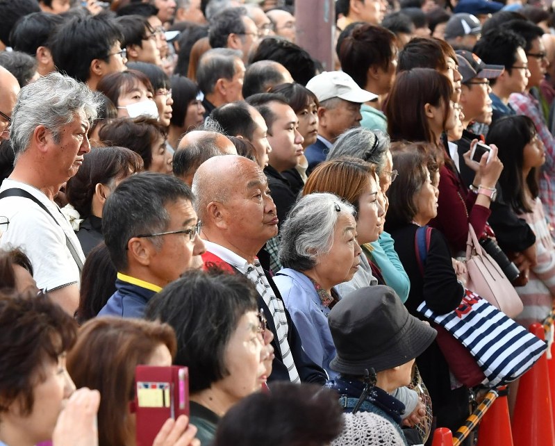 候補者の応援演説を聞く有権者たち=猪飼健史撮影